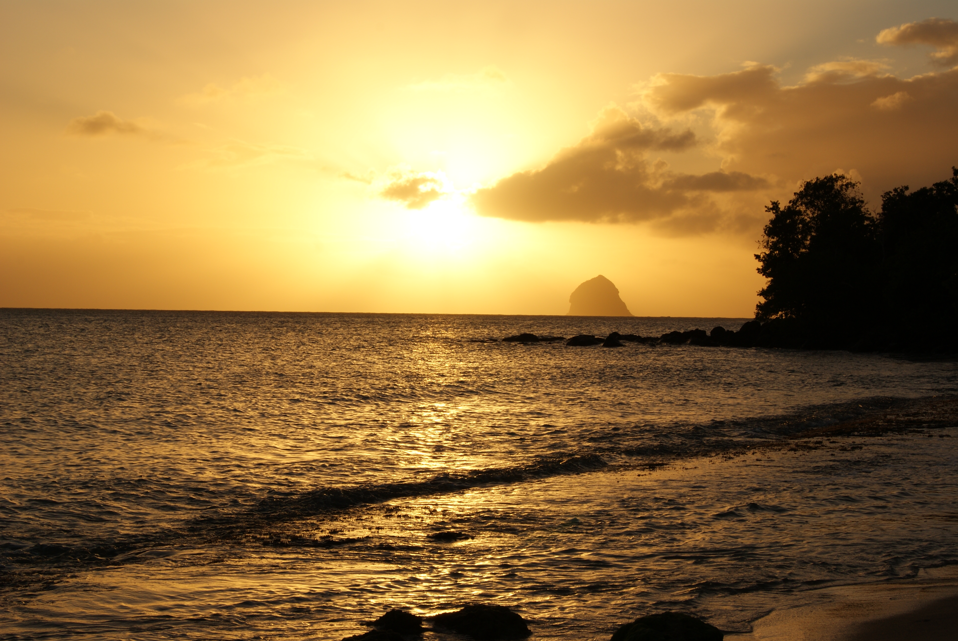 Coucher de soleil orangé sur le Rocher du Diamant, vu de Sainte-Luce